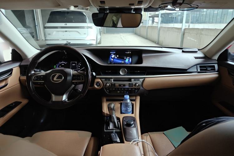 Used Lexus ES 2015 300h Comfort Edition Center Console