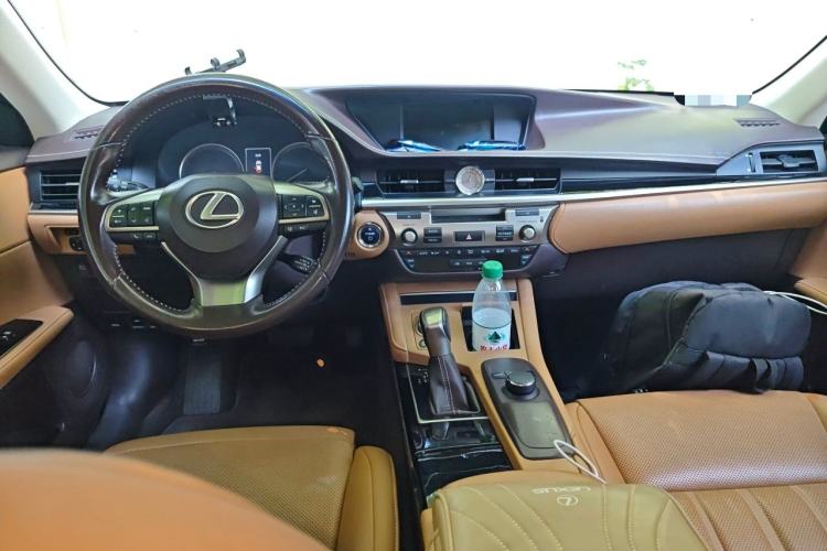 Used Lexus ES 2015 300h Comfort Edition Center Console