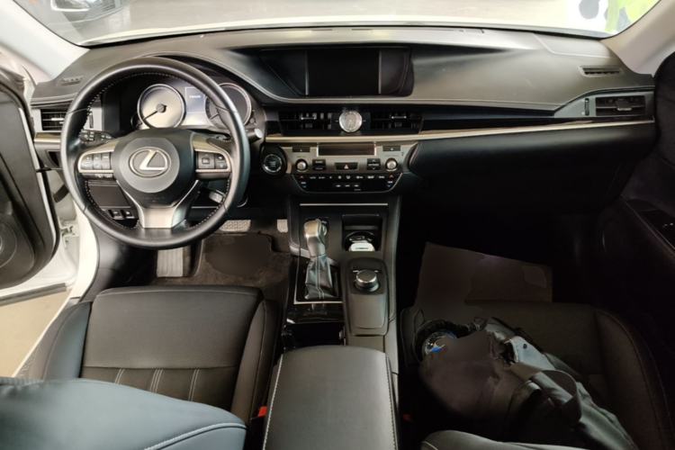Used Lexus ES 2015 200 Elite Edition Center Console