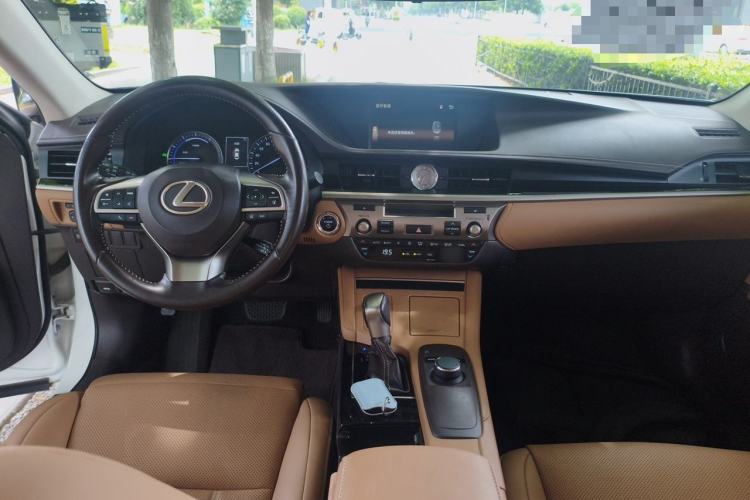 Used Lexus ES 2015 300h Comfort Edition Center Console