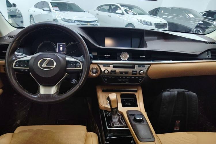 Used Lexus ES 2015 200 Elite Edition Center Console