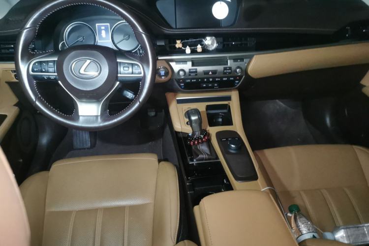Used Lexus ES 2015 200 Elite Edition Center Console