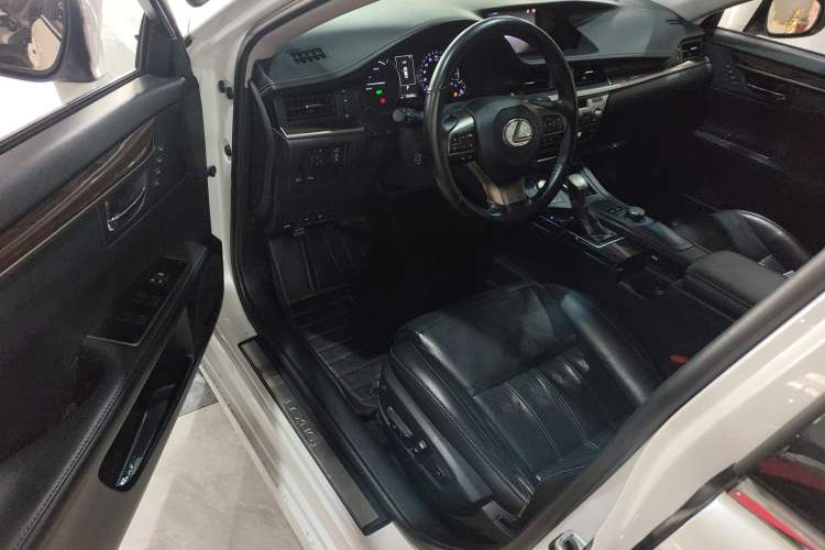 Used Lexus ES 2015 300h Luxury Edition Driver Seat