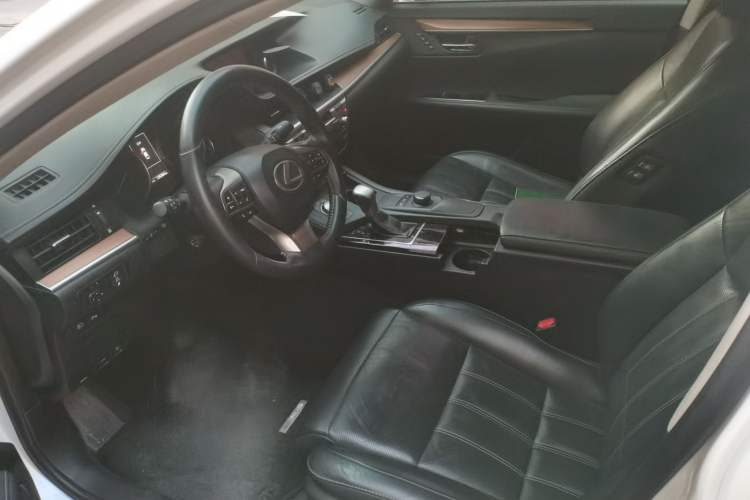 Used Lexus ES 2015 300h Luxury Edition Driver Seat
