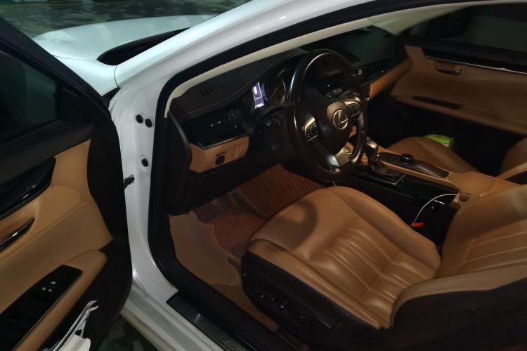 Used Lexus ES 2015 300h Comfort Edition Driver Seat