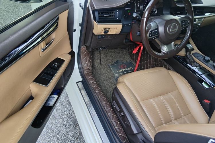 Used Lexus ES 2015 300h Comfort Edition Driver Seat
