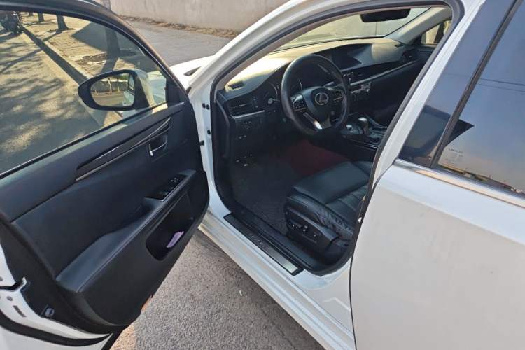 Used Lexus ES 2015 300h Comfort Edition Driver Seat