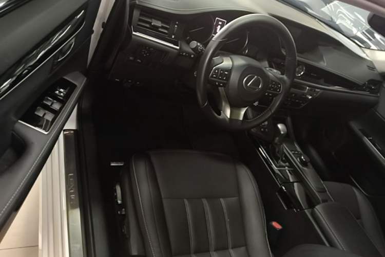Used Lexus ES 2015 300h Comfort Edition Driver Seat