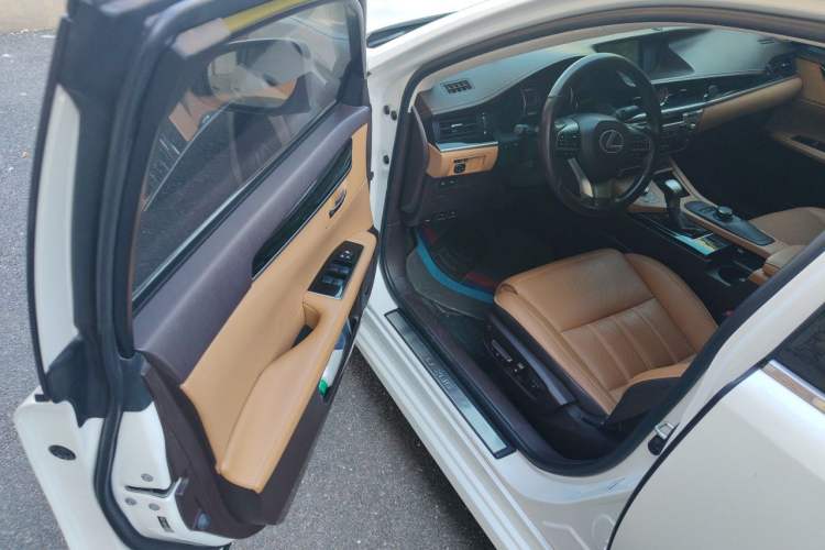 Used Lexus ES 2015 300h Comfort Edition Driver Seat