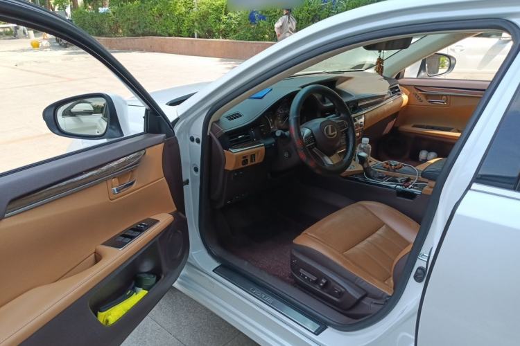 Used Lexus ES 2015 300h Luxury Edition Driver Seat