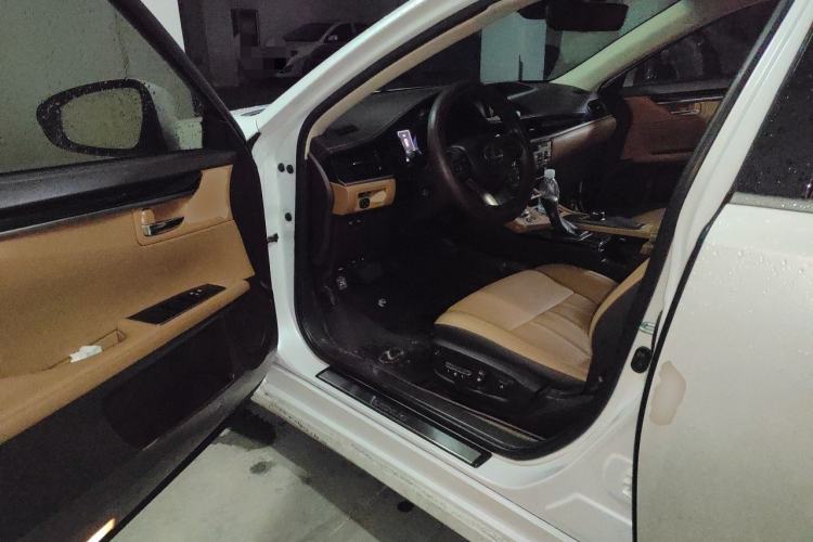 Used Lexus ES 2015 300h Comfort Edition Driver Seat
