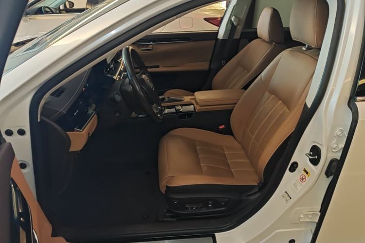 Used Lexus ES 2015 300h Comfort Edition Driver Seat
