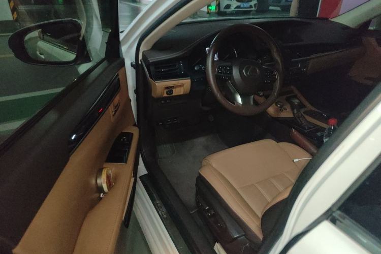 Used Lexus ES 2015 300h Comfort Edition Driver Seat