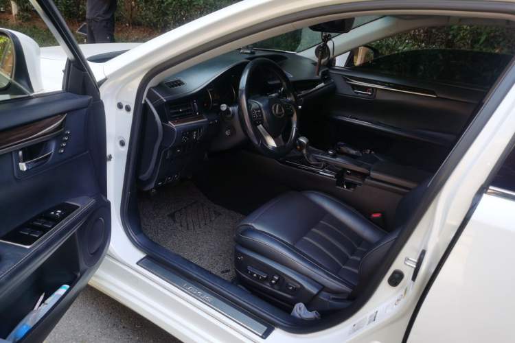 Used Lexus ES 2015 250 Elegant Edition Driver Seat