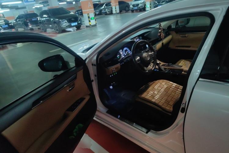 Used Lexus ES 2015 300h Comfort Edition Driver Seat