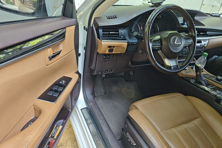Used Lexus ES 2015 300h Comfort Edition Driver Seat