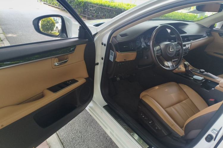 Used Lexus ES 2015 300h Comfort Edition Driver Seat