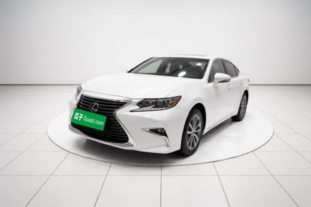 Ojetý Lexus ES 2015 300h Comfort Edition