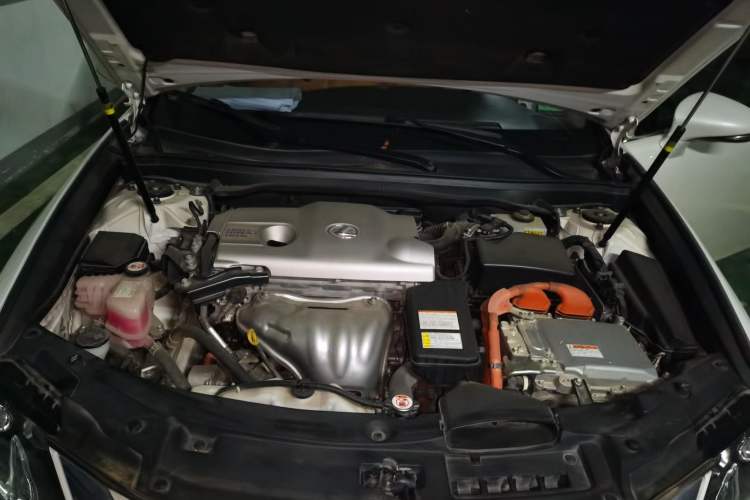 Used Lexus ES 2015 300h Comfort Edition Engine Bay