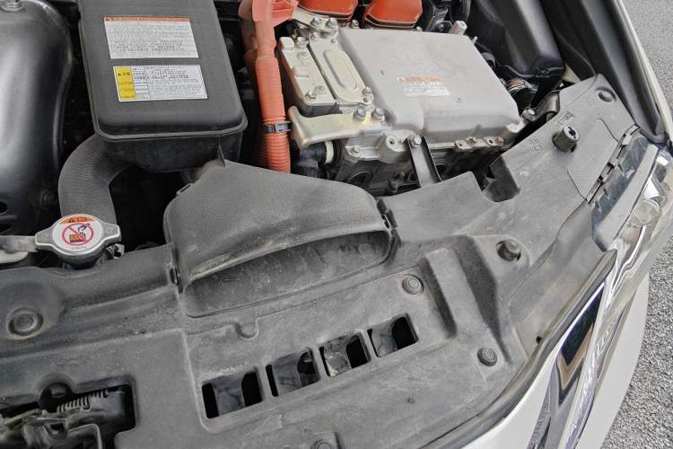 Used Lexus ES 2015 300h Comfort Edition Engine Bay Left