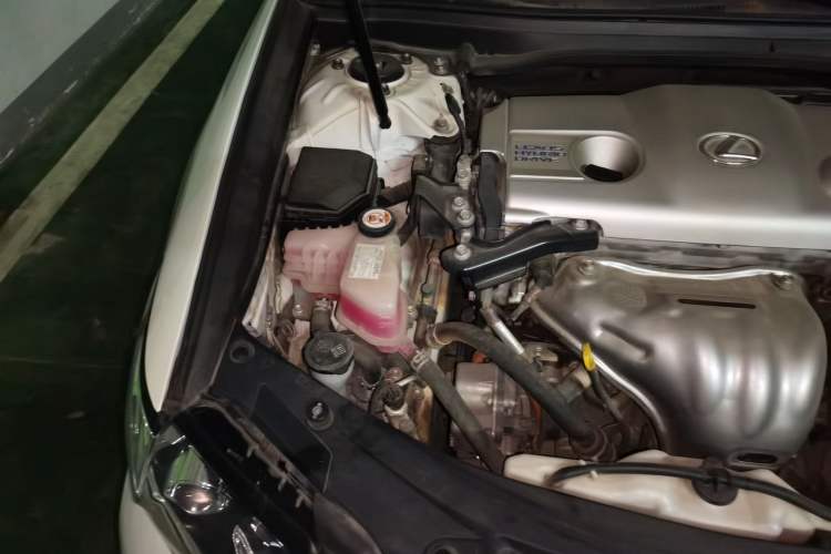 Used Lexus ES 2015 300h Comfort Edition Engine Bay Right