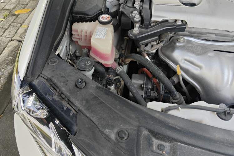 Used Lexus ES 2015 300h Comfort Edition Engine Bay Right