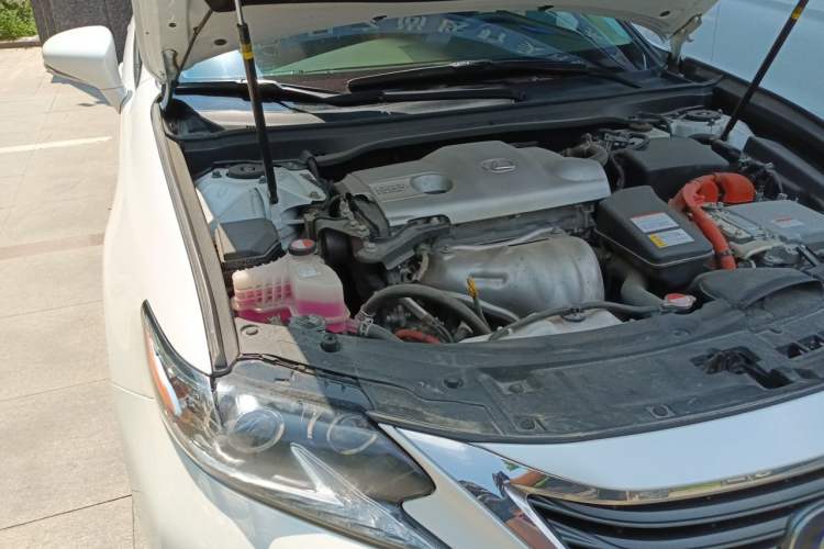 Used Lexus ES 2015 300h Luxury Edition Engine Bay Right