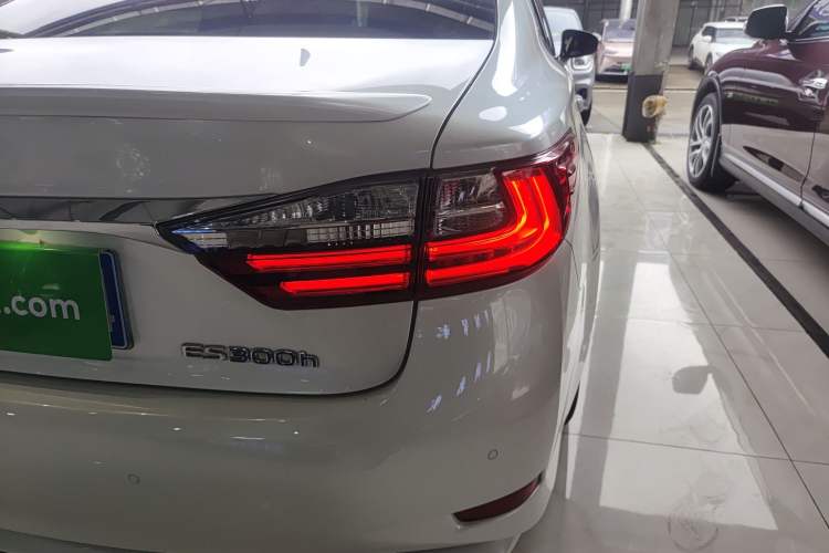 Used Lexus ES 2015 300h Comfort Edition Exterior 3