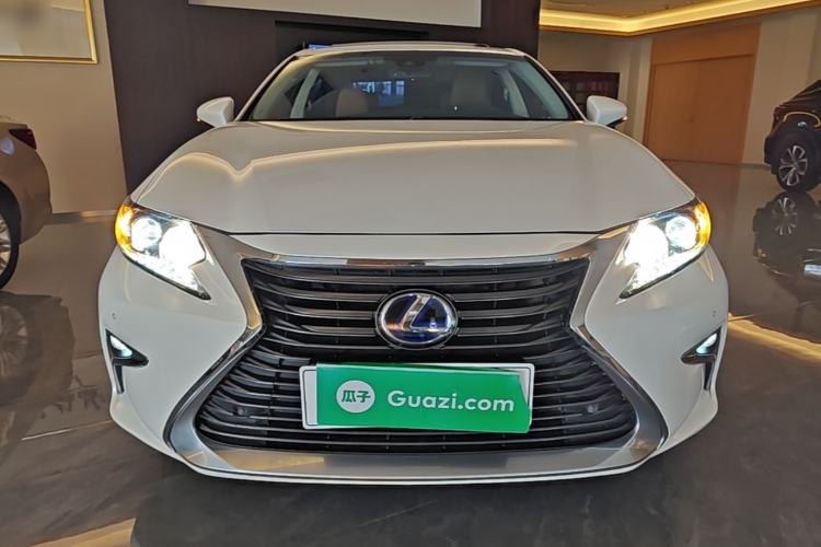 Used Lexus ES 2015 300h Comfort Edition Front