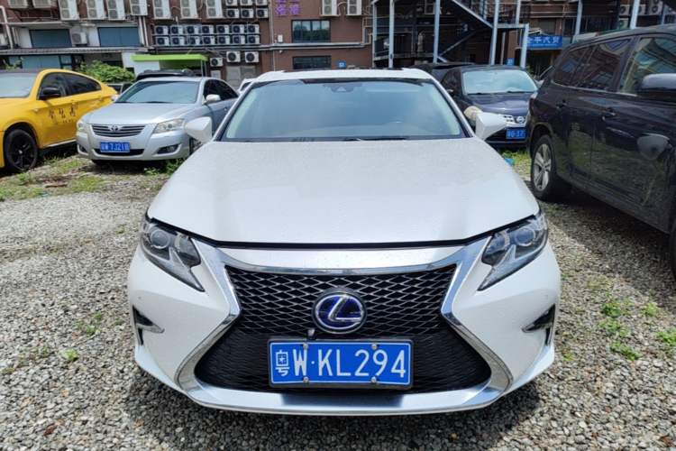 Used Lexus ES 2015 300h Comfort Edition Front