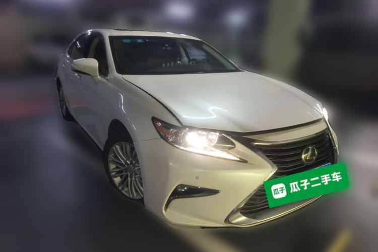 Used Lexus ES 2015 200 Comfort Edition Front Right 45 Deg
