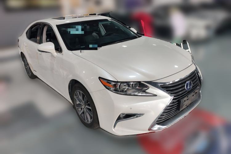 Used Lexus ES 2015 300h Luxury Edition Front Right 45 Deg