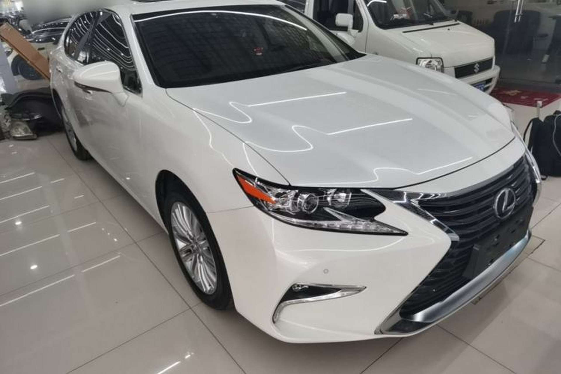 Used Lexus ES 2015 250 Elegant Edition Front Right 45 Deg