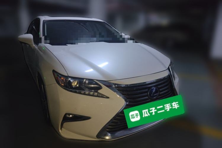 Used Lexus ES 2015 300h Comfort Edition Front Right 45 Deg