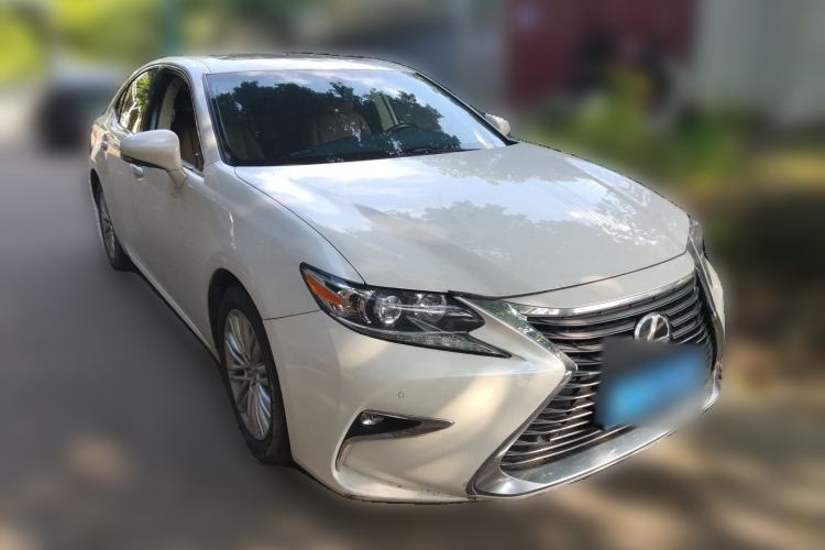 Used Lexus ES 2015 200 Elite Edition Front Right 45 Deg