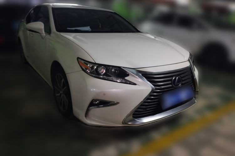 Used Lexus ES 2015 300h Comfort Edition Front Right 45 Deg