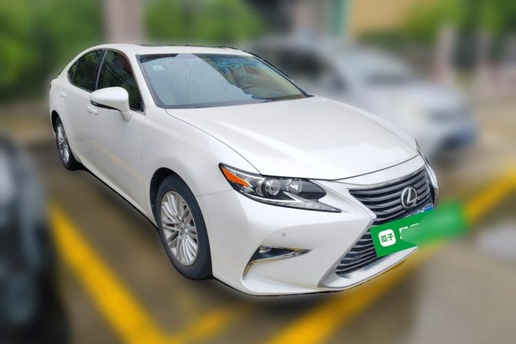 Used Lexus ES 2015 200 Comfort Edition Front Right 45 Deg