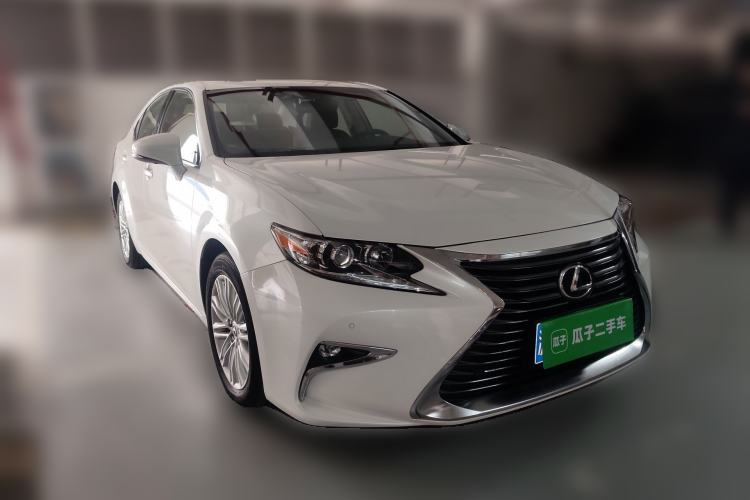 Used Lexus ES 2015 200 Elite Edition Front Right 45 Deg