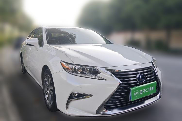Used Lexus ES 2015 300h Comfort Edition Front Right 45 Deg
