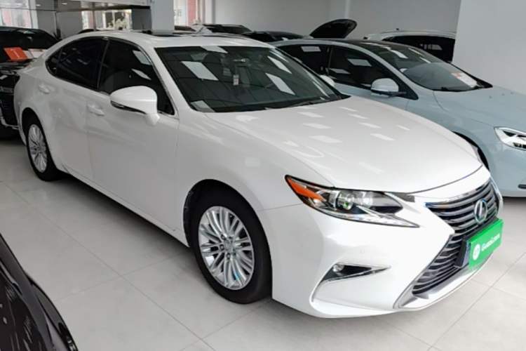 Used Lexus ES 2015 200 Elite Edition Front Right 45 Deg