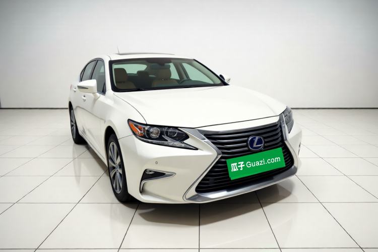 Used Lexus ES 2015 300h Luxury Edition Front Right 45 Deg