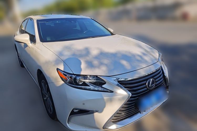 Used Lexus ES 2015 300h Comfort Edition Front Right 45 Deg