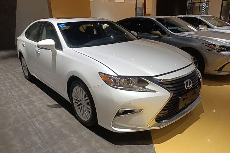 Used Lexus ES 2015 200 Elite Edition Front Right 45 Deg