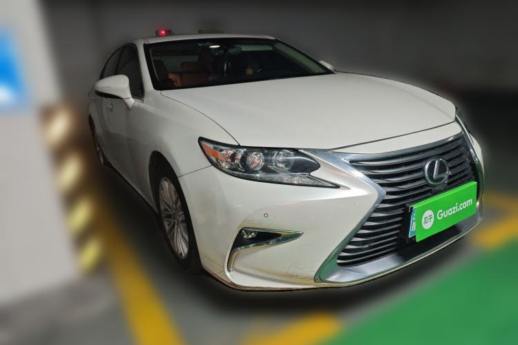 Used Lexus ES 2015 200 Elite Edition Front Right 45 Deg