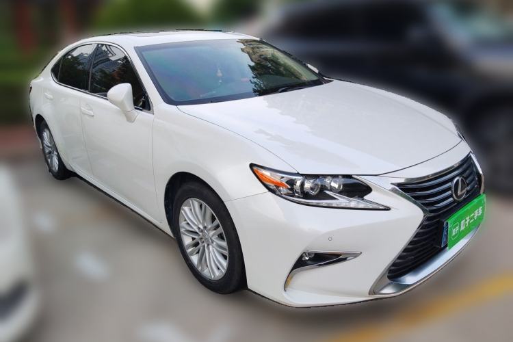 Used Lexus ES 2015 200 Elite Edition Front Right 45 Deg