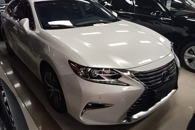 Used Lexus ES 2015 300h Comfort Edition Front Right 45 Deg