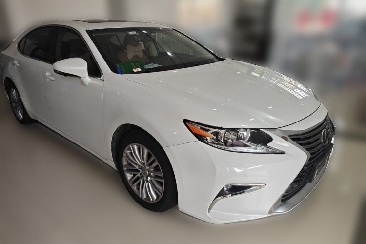 Used Lexus ES 2015 200 Elite Edition Front Right 45 Deg