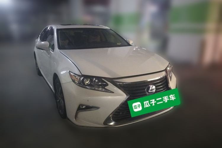 Used Lexus ES 2015 300h Comfort Edition Front Right 45 Deg