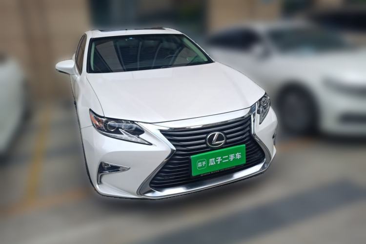 Used Lexus ES 2015 200 Elite Edition Front Right 45 Deg