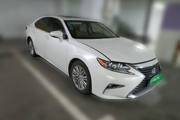 Used Lexus ES 2015 200 Elite Edition Front Right 45 Deg